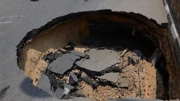 هبوط أرضي بشارع السلطان حسين بوسط الإسكندرية