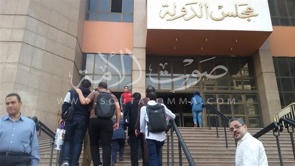 بالصور.. الأطباء يتوجّهون لسماع حكم دعوى «بدل العدوى»