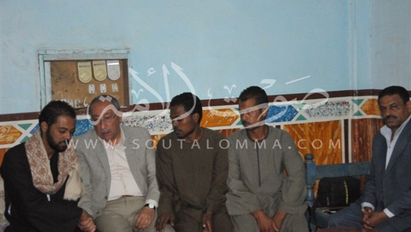  بالفيديو والصور.. محافظ أسوان يقدم واجب العزاء لأسرة شهيد العريش