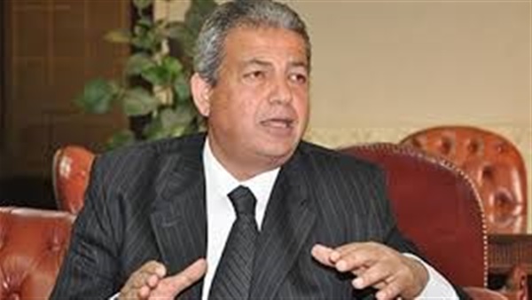 وزير الرياضة يحذر الجماهير قبل العودة