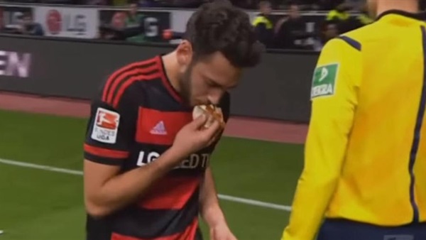 لاعب يقبل الخبز ردًا على إساءة الجماهير له 