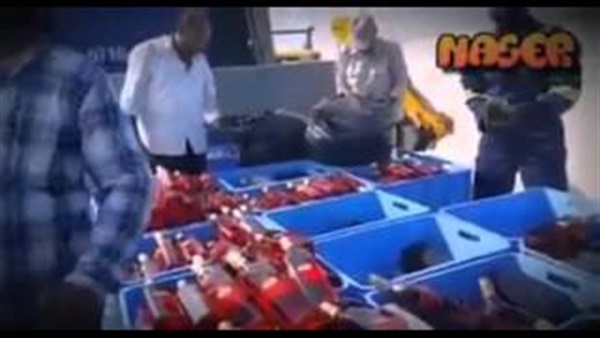 بالفيديو.. لحظة تدمير 8 آلاف زجاجة خمر تم ضبطها في السعودية