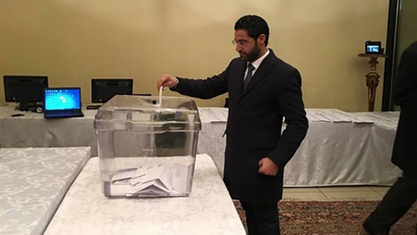 بالصور.. «نبوي» يدلي بصوته بالسفارة المصرية بباريس