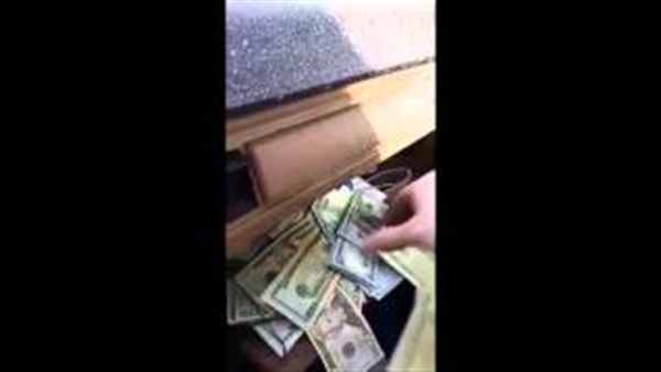 بالفيديو.. شاب يشتري سيارة قديمة فيجد داخلها كنز 