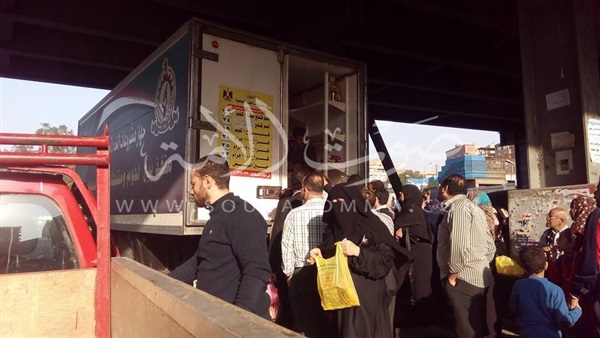 بالصور.. القوات المسلحة تحارب التجار بتوزيع سلع مخفضة علي المواطنين