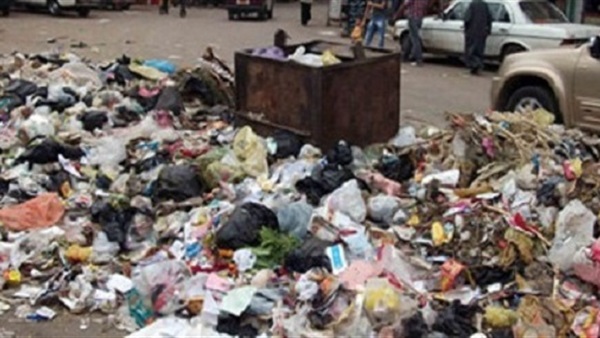 غضب أهالي دمنهور بسبب تراكم القمامة حول المصرف الخيري