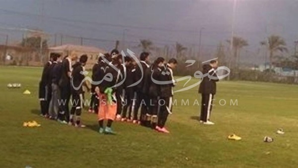 لاعبو الزمالك يؤدون صلاة المغرب جماعة قبل التدريبات