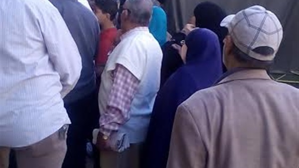 بالصور.. طوابير منافذ «السلع المخفضة» تفوق طوابير الانتخابات بشبين الكوم