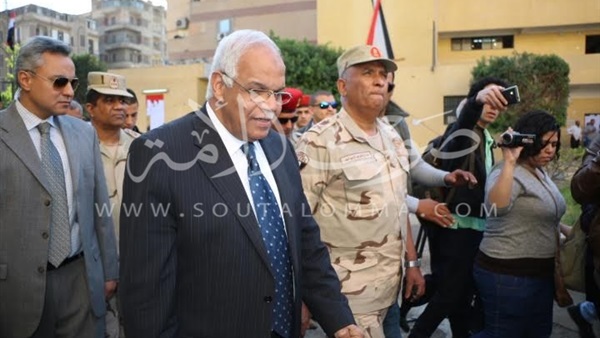 محافظ القاهرة يتفقد انتظام العملية الانتخابية باللجان ويناشد المواطنين المشاركة الايجابية