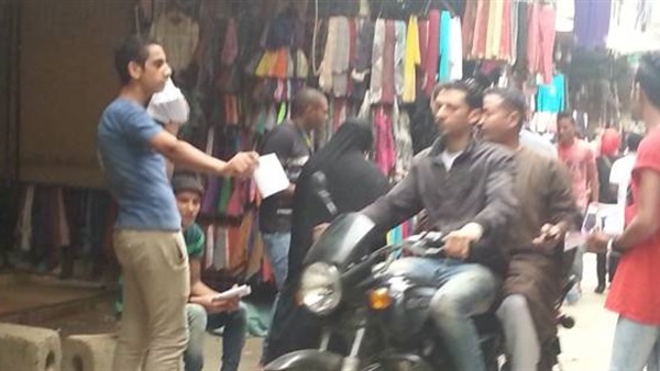 أنصار أحد المرشحين يوزعون دعاية على الناخبين في المطرية