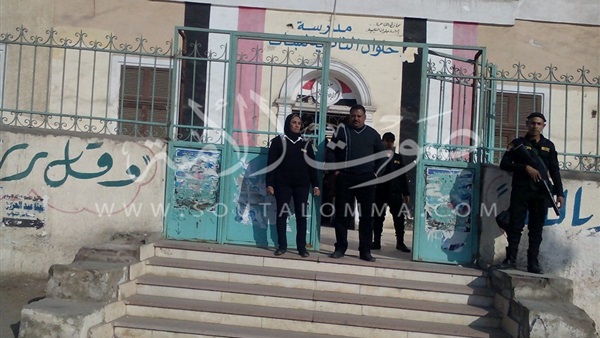 بالصور.. شرطة نسائية لتأمين لجان مدرسة حلوان