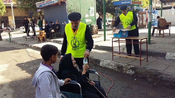 بالصور.. الشرطة تساعد كبار السن للإدلاء بأصواتهم بشبرا الخيمة
