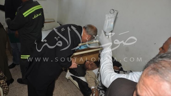  محافظ الوادى الجديد يزور مصابى سيارة الترحيلات