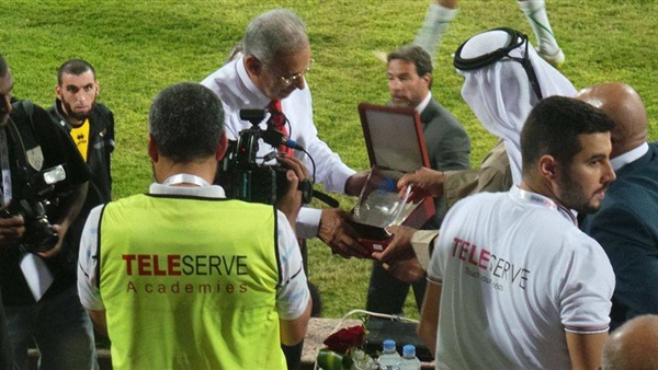 زيزو يهدي درع النادي الأهلي لـ"أهلي دبي"
