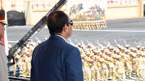 السيسي يشيد بدور الشرطة في تأمين البلاد