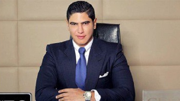 وصول أبو هشيمة وخالد صلاح عزاء والدة "الإبراشى"