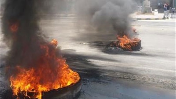 أهالي «الفيما» يقطعون الطريق الصحراوي بعد حادث مروري أودى بحياة شابين  