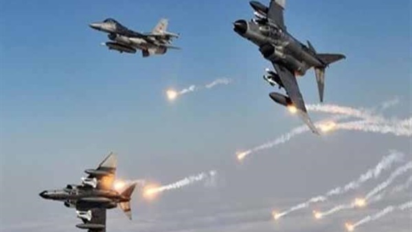 طيران التحالف يقصف معسكر الدفاع الجوي في المخا