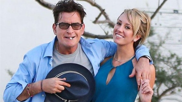 «تشارلى شين» يواجه أول قضية نسائية بعد إعلان إصابته بـ«الإيدز»