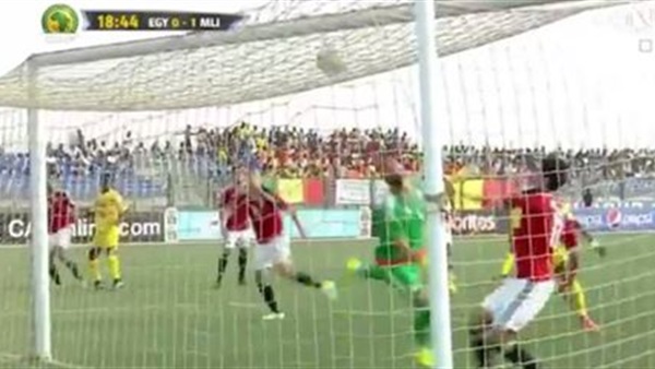 محمود حمدي يهدي الهدف الأول لـ مالي عن طريق الخطأ