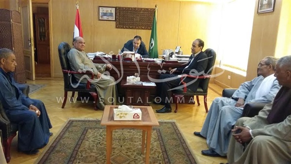 بالصور..محافظ الفيوم يستقبل والد شهيد حادث كمين المنوات