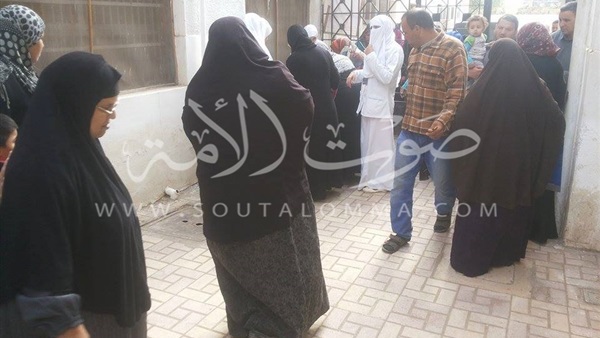  بالصور.. سيدة  تلد فى الشارع  أمام مستشفي الدلنجات بالبحيرة