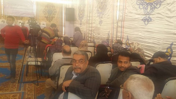 بالصور.. محافظ القاهرة ووزير الاسكان يسلمون عقود الوحدات الجديدة بالسلام 