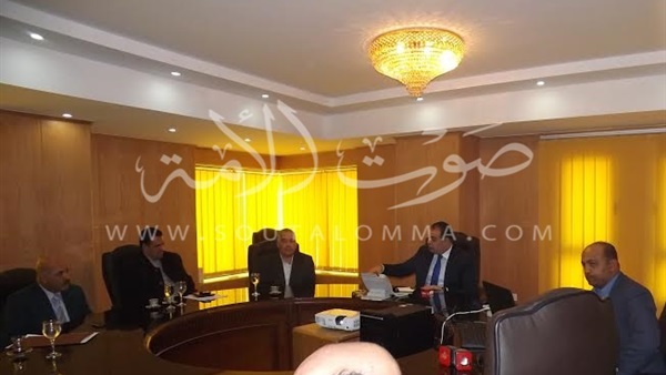  محافظ الفيوم يناقش أعمال الرصف وتجميل شوراع المدينة