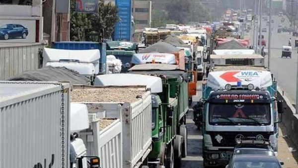 عودة المرورعلى الطريق الزراعى بعد حادث تصادم سيارتين بـ«طوخ»