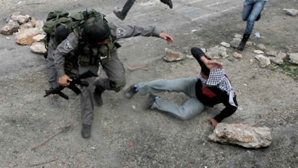 إصابة شابين فلسطينيين فى مواجهات بمخيم طولكرم