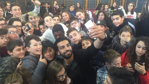 "صلاح" يرفع من القيم المناهضة للعنصرية بالمدارس الإيطالية 