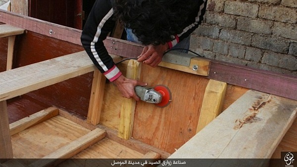 بالصور.. «داعش» يقضون وقت أجازتهم في صناعة القوارب الخشبية والغطس