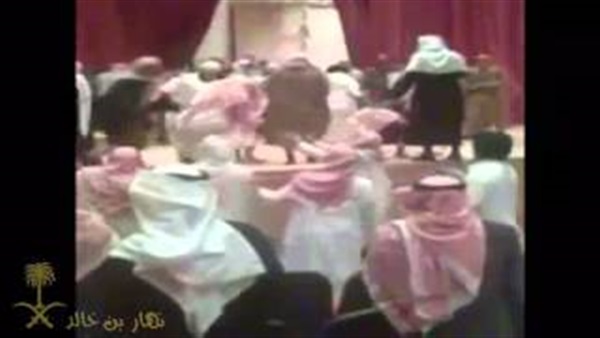 بالفيديو.. لحظة اقتحام متشددون لمسرح اليمامة بالسعودية والاعتداء على رواده