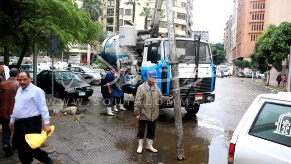 بالصور.. أنتشار فرق مجهزة للسيطرة على مياه الأمطار بالقاهرة