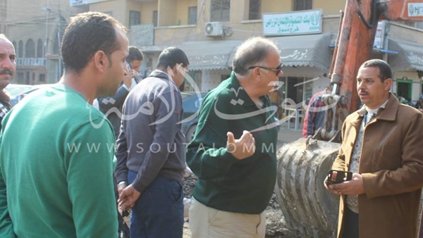 بالصور.. رئيس مدينة دسوق يتفقد تجديد خطوط الصرف الصحي  