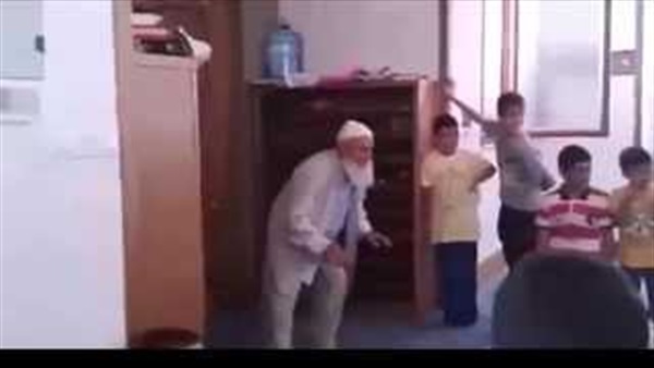 فيديو لشيخ يلعب كرة القدم بالمسجد يشعل مواقع التواصل الاجتماعي