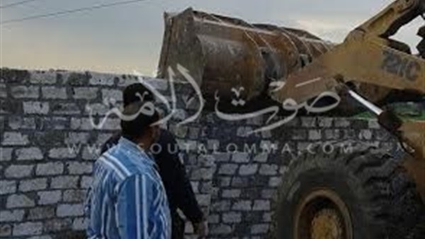  بالصور.. إزالة 6 حالات تعدى علي الأرض الزراعية  بالشرقية