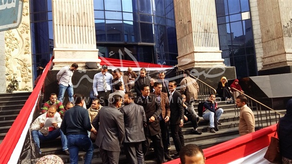 بالصور.. تجمع العشرات من حملة الماجستير والدكتوراة أمام نقابة الصحفيين