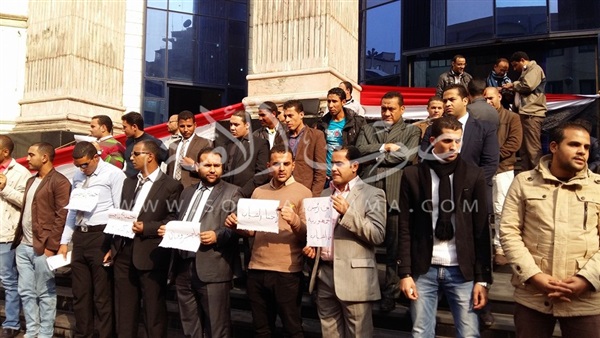 بالصور: حملة الماجستير والدكتوراه ينظمون وقفة أمام «الصحفيين»