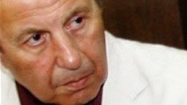 وصول جثمان شقيق محمود علام بمسجد عمر مكرم