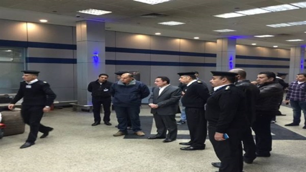 أمن المطار يضبط 25 خارجًا عن القانون في إطار حملة أمنية