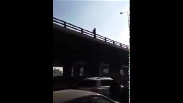 بالفيديو.. لحظة إلقاء فتاة تونسية بنفسها من أعلى جسر