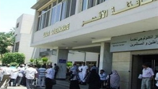 رئيس مدينة إسنا يستمع لمشكلات المواطنين خلال اليوم المفتوح