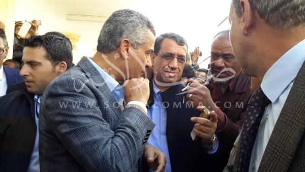 بالصور.. وزير النقل يستمع لشكاوى سائقى «التاكسى» بالأقصر