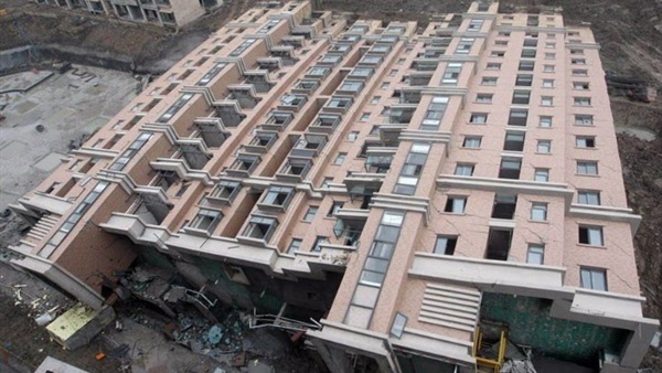 فقدان نحو 41 شخص وابتلاع 22 مبنى في إنهيار أرضي بالصين