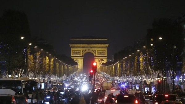 فرنسا تحتفل برأس السنة في الشانزليزيه رغم الطوارىء