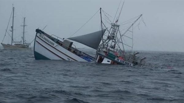 تواصل عمليات البحث عن عشرات المفقودين بعد فقدان الاتصال بقارب في إندونيسيا