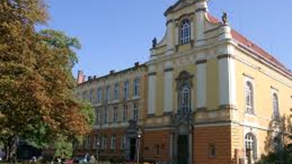 محكمة بولندية تقضي بسجن استاذ جامعي 13 عاما بتهمة التخطيط لتفجير البرلمان