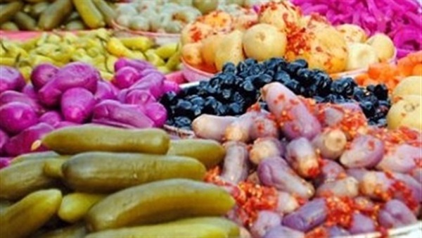 ضبط 4 أطنان مخللات مجهولة المصدر بالشرقية