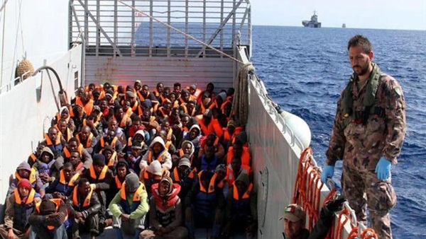 البحرية الألمانية تنقذ 121 مهاجرًا غير شرعي بالقرب من الساحل الليبي